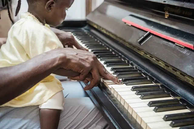 Actividad musical para niños pequeños con instrumentos y movimiento