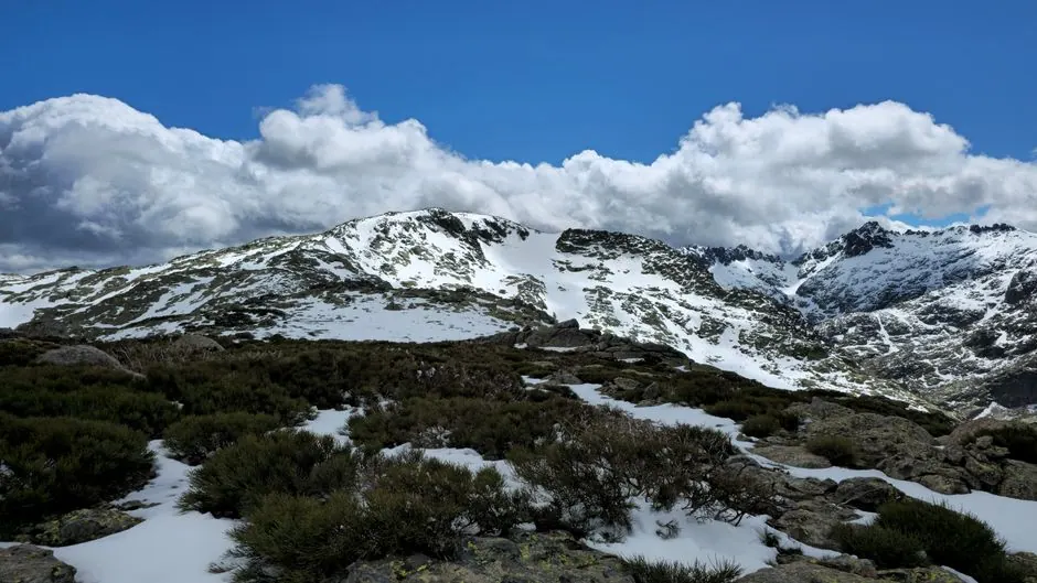Laguna Grande de Gredos rodeada de circo glaciar y cumbres rocosas en verano