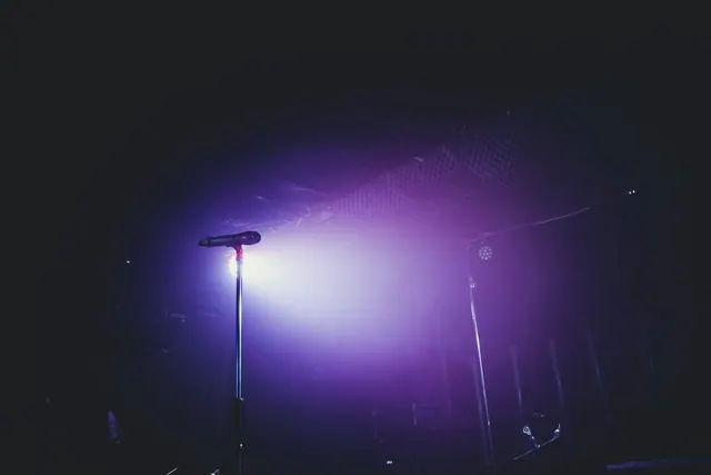 Escenario de concierto con iluminación y espacio para actuación musical en directo