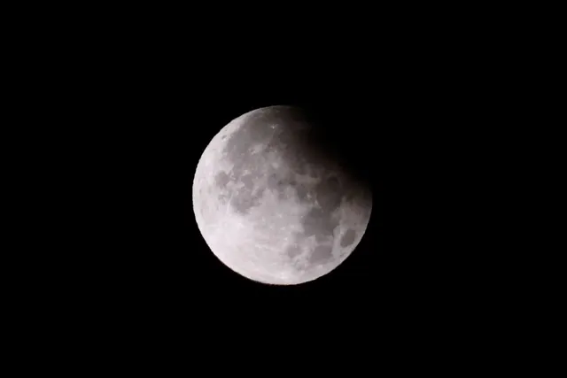 Eclipse parcial de Luna en el cielo nocturno
