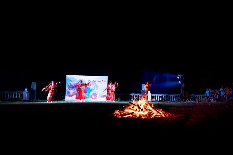 Hoguera tradicional en una fiesta popular nocturna en España