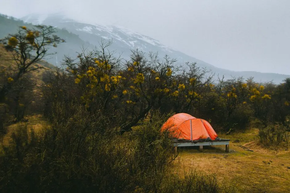 Tienda de campaña en camping rodeado de naturaleza y montañas en España