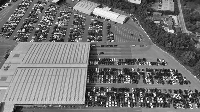 Vista aérea de un aparcamiento con vehículos estacionados