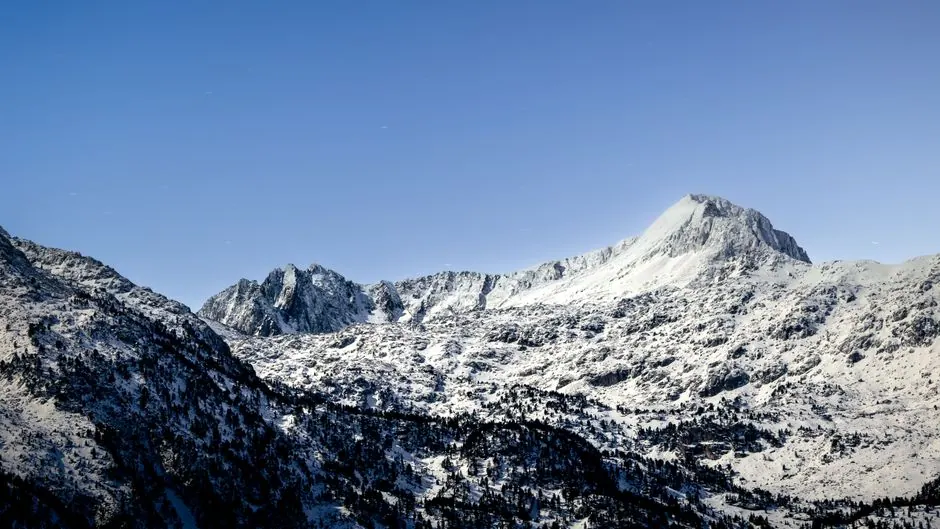 Vista de la cumbre del Aneto, la montaña más alta de los Pirineos, con el glaciar y el pico nevado