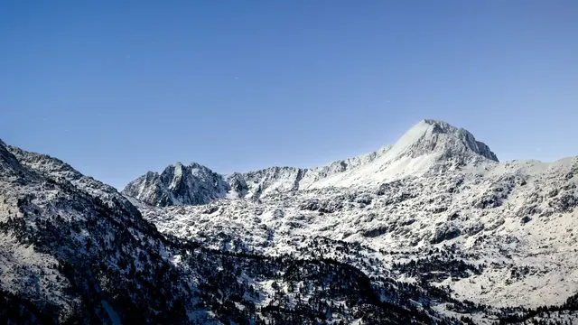Vista de la cumbre del Aneto, la montaña más alta de los Pirineos, con el glaciar y el pico nevado