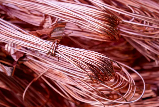 Haces de cable de cobre apilados en primer plano