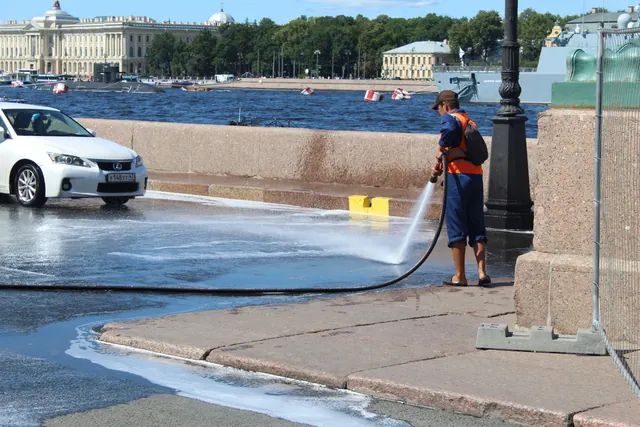 Calle peatonal empedrada mojada tras una limpieza con agua a presión