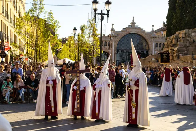 Peregrinos en una romería tradicional española atravesando el campo