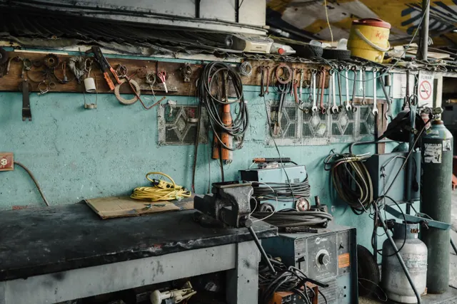 Taller de formación industrial con bancos de trabajo y paneles eléctricos