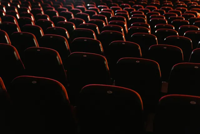 Filas de butacas vacías en un auditorio o cine