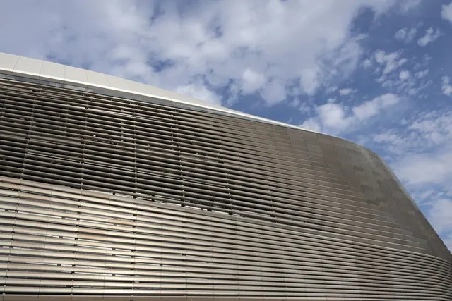 Fachada de un centro hospitalario moderno