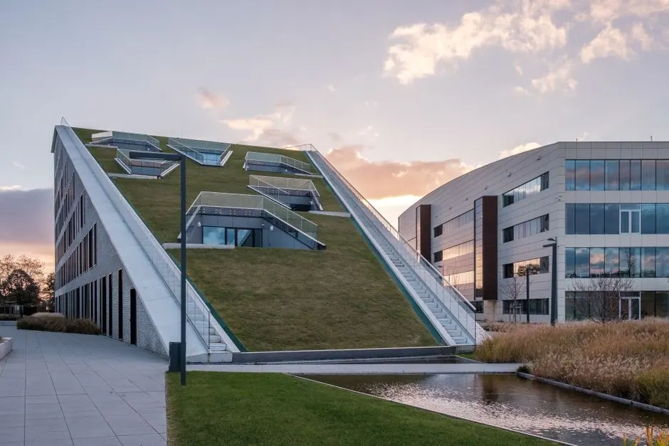 Vista exterior de un moderno campus corporativo con arquitectura sostenible