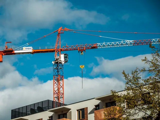 Promoción de viviendas en construcción en un barrio urbano
