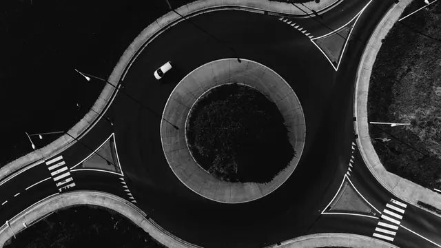 Vista aérea de una rotonda con un coche circulando