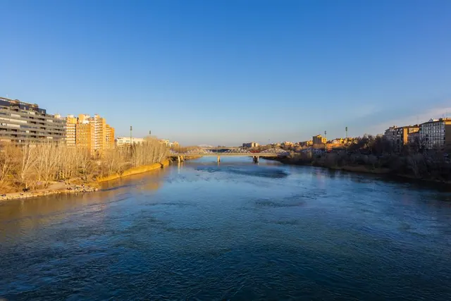 Paisaje del río Ebro atravesando campos y montañas en España