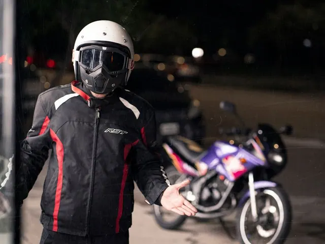 Casco de motocicleta en una carretera de noche