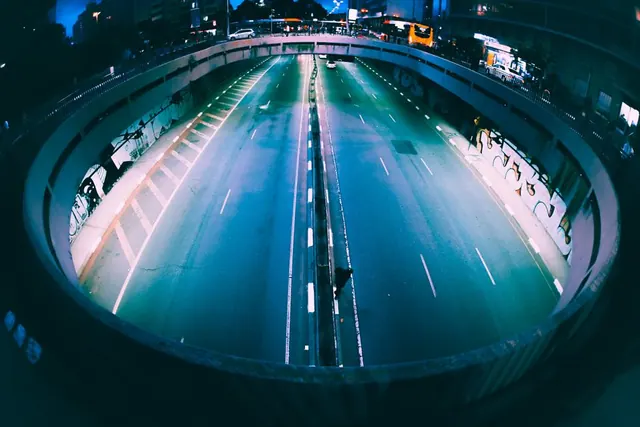 Vista de un túnel de carretera en obras con infraestructura urbana