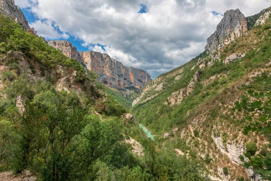 Vista del cañón de Ordesa con paredes verticales y bosques en el Parque Nacional de Ordesa y Monte Perdido, Huesca
