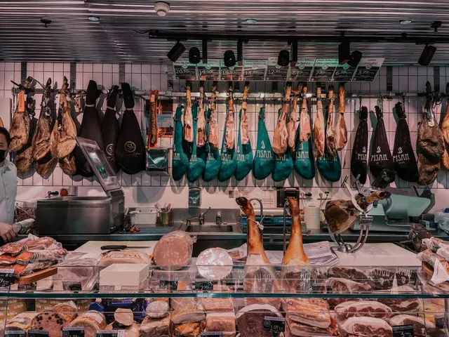 Jamones ibéricos colgados en secadero tradicional durante el proceso de curación