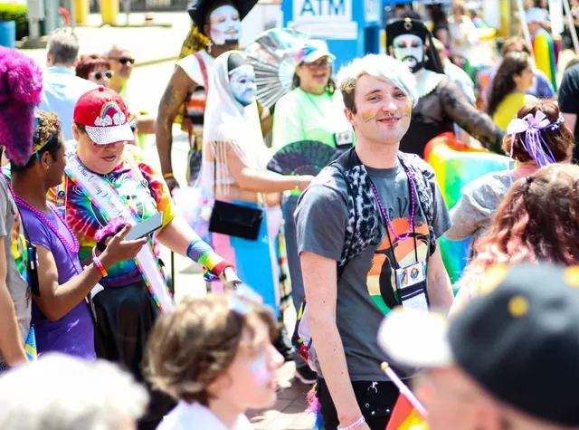 Celebración festiva del Orgullo con música y actividades al aire libre