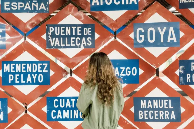 Andén de una estación de Metro con vías y señalización