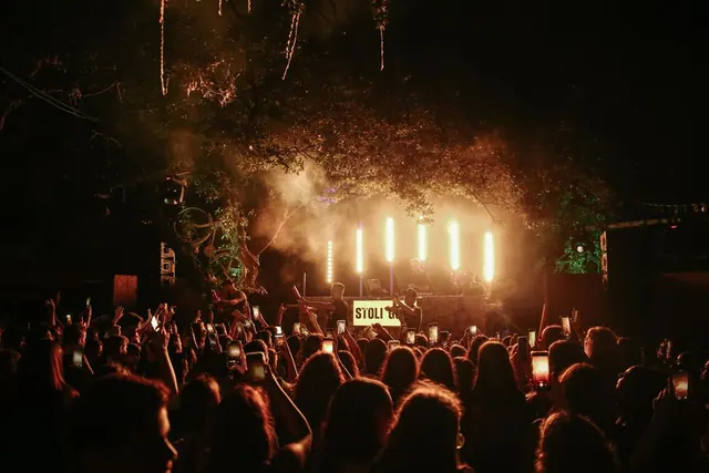 Escenario de concierto durante unas fiestas populares nocturnas