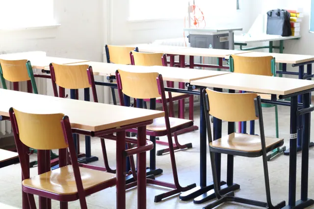 Pupitres y sillas vacíos en un aula escolar