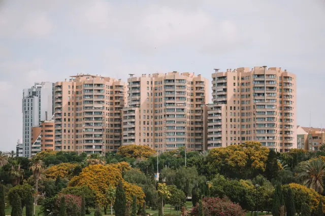 Torres de viviendas junto a un parque con palmeras