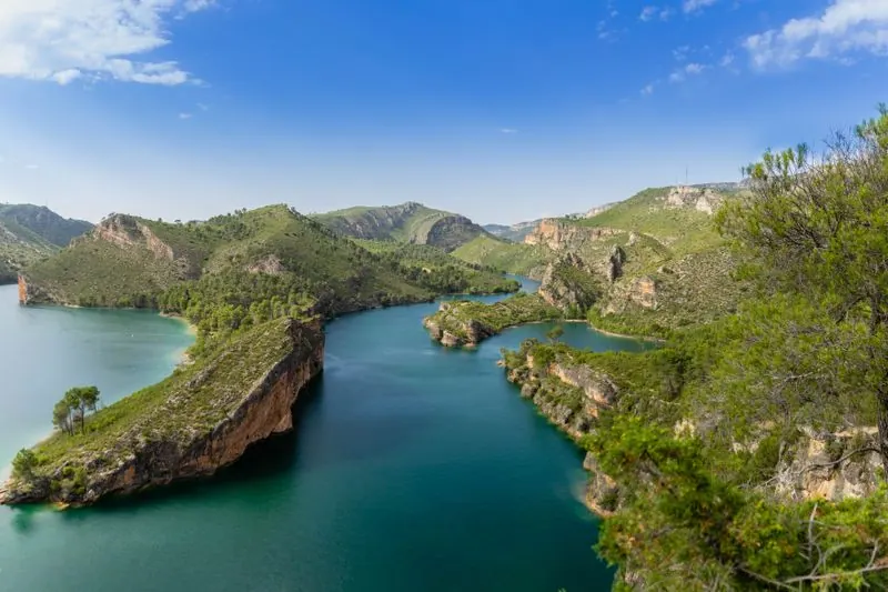 Río cristalino entre bosques de montaña en la España natural
