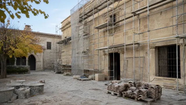 Edificio histórico en restauración con andamiaje metálico y materiales de obra