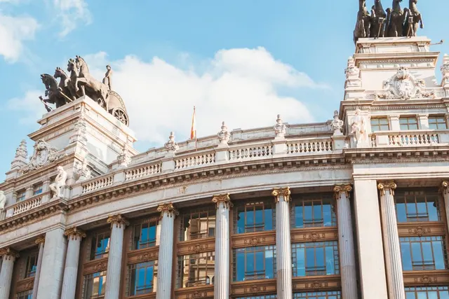 Vista de edificios históricos en el casco antiguo de Madrid