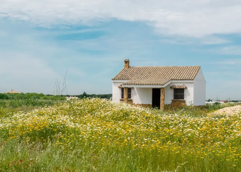 Casa de piedra tradicional en aldea rural española con tejado de pizarra