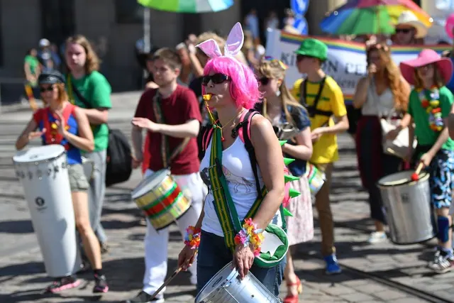 Imagen de una marcha del Orgullo LGTBI con banderas arcoíris