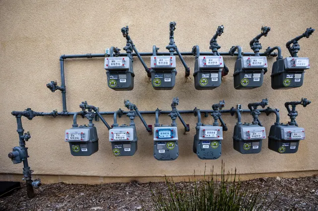 Contadores de gas instalados en fila sobre una pared exterior