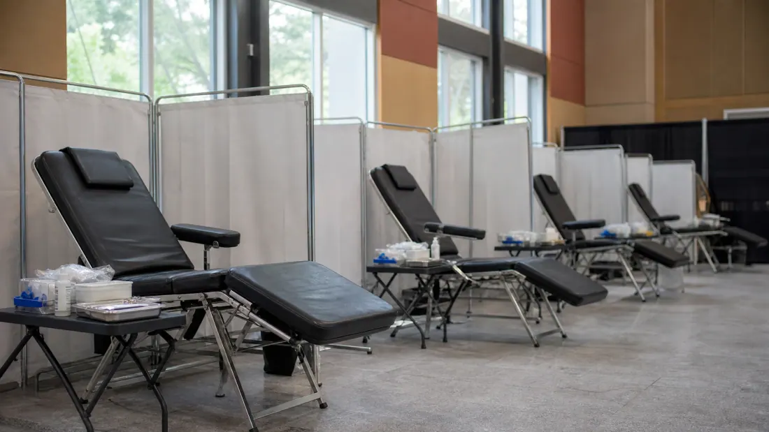 Centro de donación de sangre con camillas reclinables y biomombos separadores