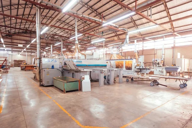 Maquinaria industrial en una nave de carpintería