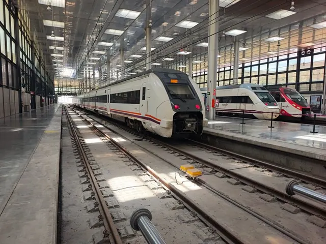 Estación de Cercanías vacía con vías y andén