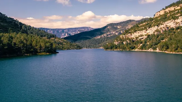 Lago de montaña en España con reflejo de cumbres en aguas cristalinas