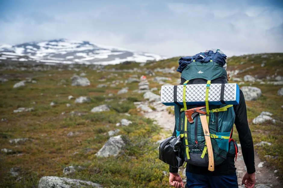 Mochila de senderismo con equipo básico preparada para una ruta de montaña