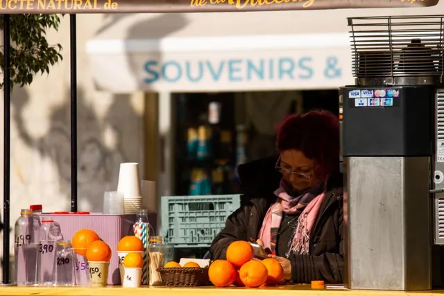 Puesto de productos locales en un mercado tradicional español