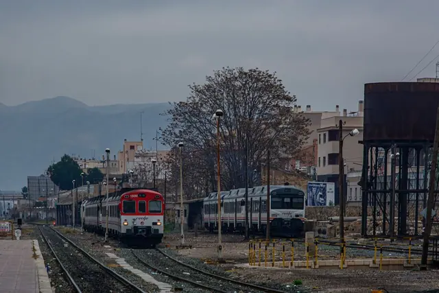 Estación de tren en entorno montañoso con paisaje natural al fondo