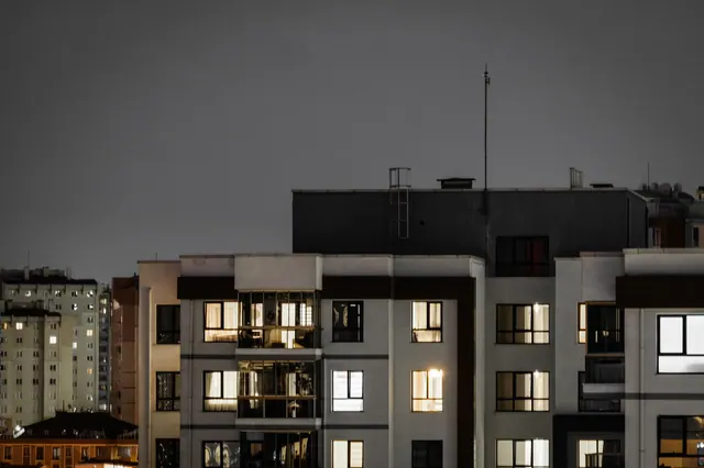 Edificios de viviendas iluminados al anochecer