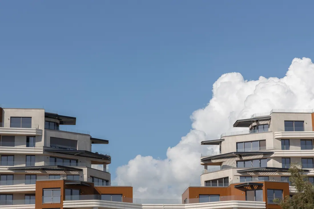 Edificios de viviendas modernos bajo un cielo con nubes