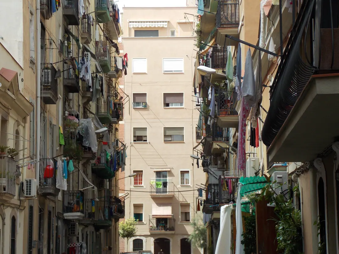 Calle estrecha con balcones llenos de ropa tendida
