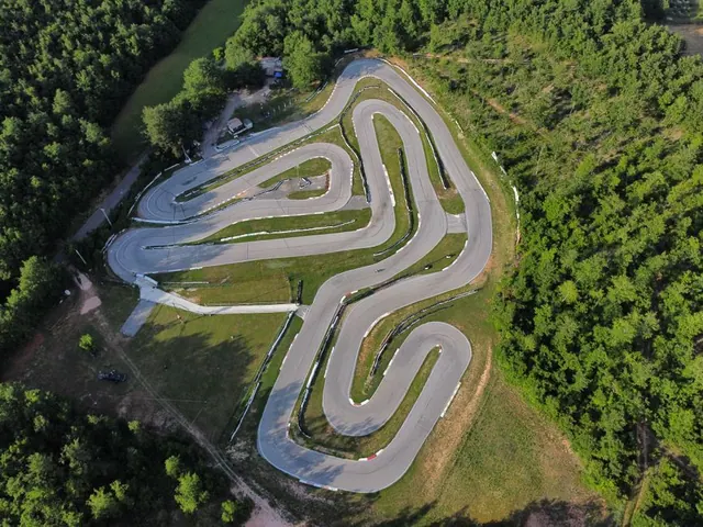 Circuito de carreras con asfalto y curvas delimitadas