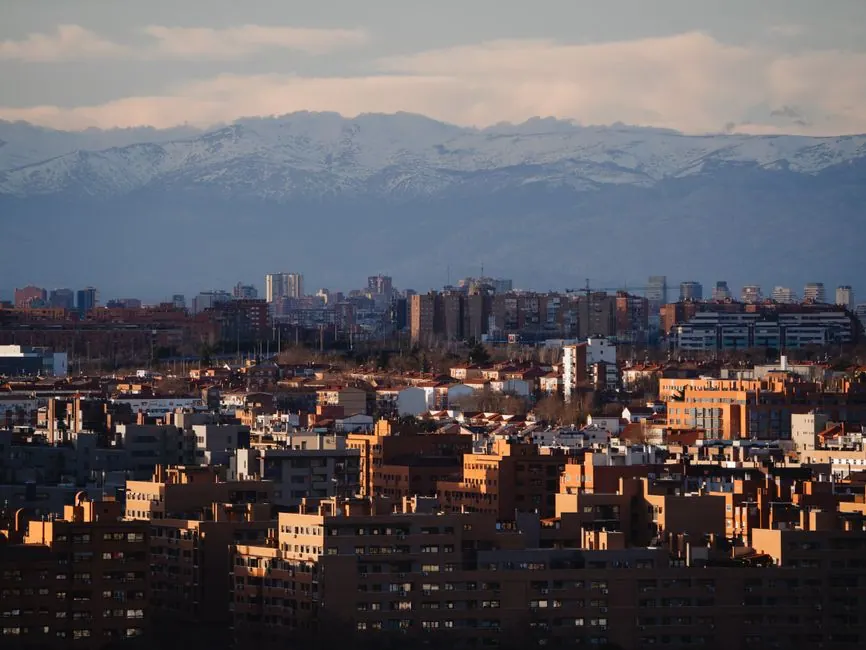 Vista aérea del horizonte urbano de Madrid con edificios residenciales y comerciales