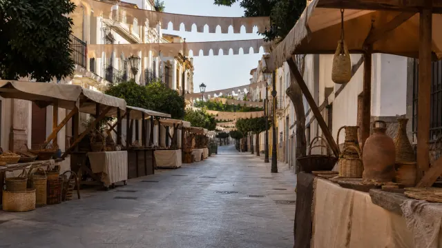 Calle medieval con puestos de mercado y tiendas de artesanía en una ciudad histórica