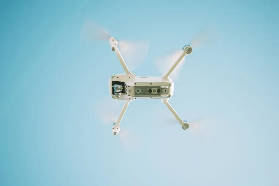 Dron volando en un espacio abierto durante un curso de formación