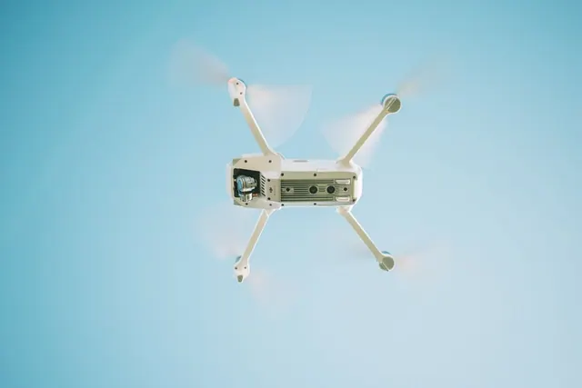Dron volando en un espacio abierto durante un curso de formación