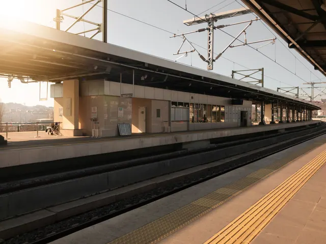 Andén vacío de una estación de tren al atardecer